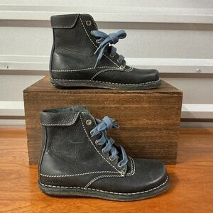 Simple Shoe Co. Blue Leather 6 Eyelet Crepe Sole Combat Ankle Boot Size 7.5